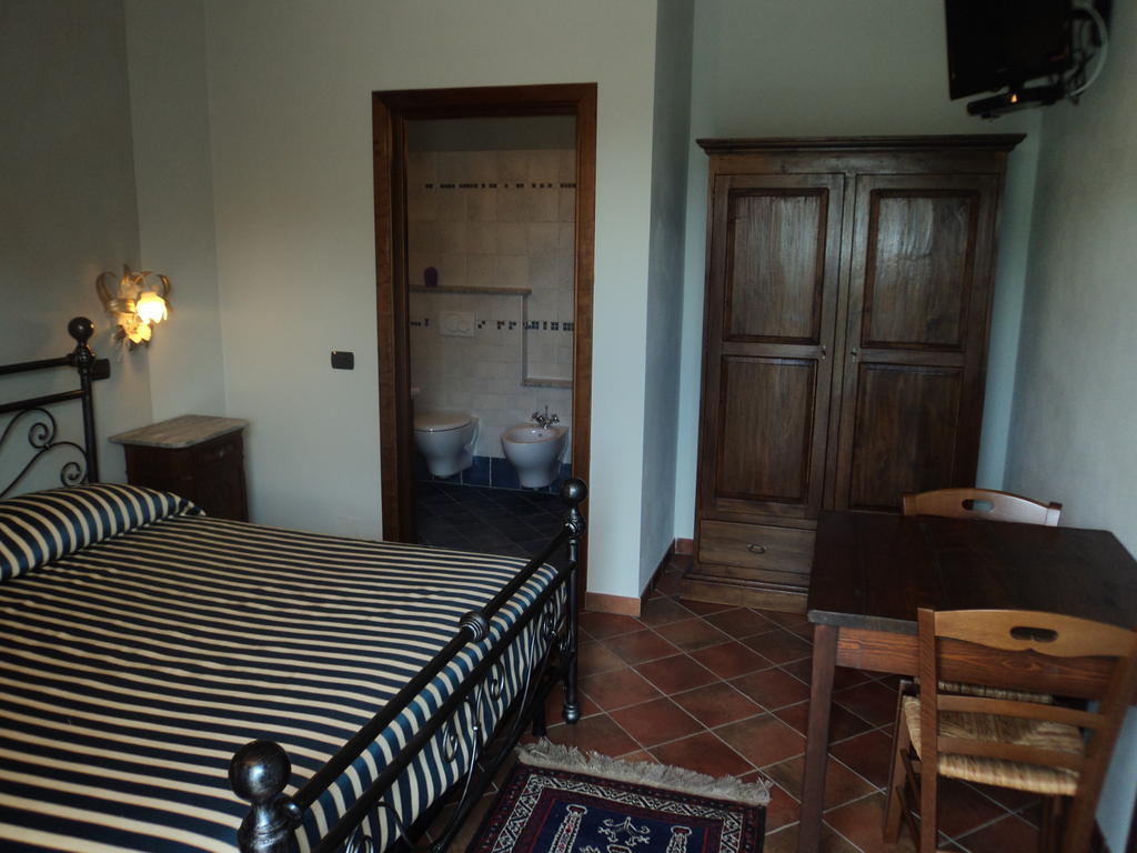 Agriturismo Cascina L'Arche Santo Stefano Belbo Rum bild