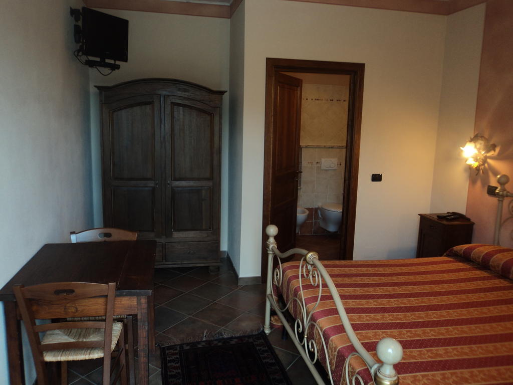 Agriturismo Cascina L'Arche Santo Stefano Belbo Rum bild