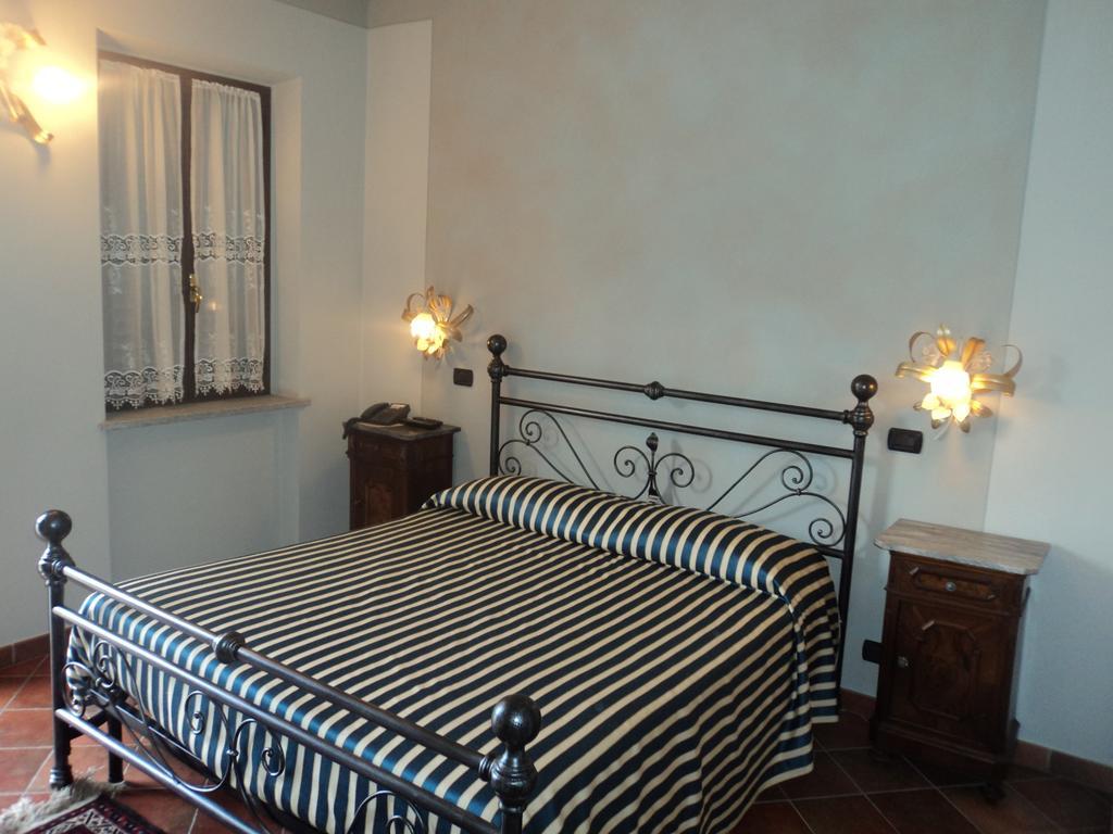 Agriturismo Cascina L'Arche Santo Stefano Belbo Rum bild